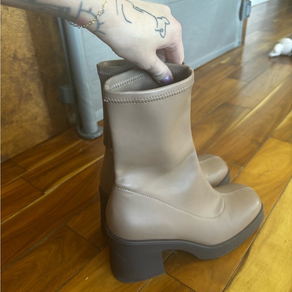 Call it spring boots - Picture 2 of 3